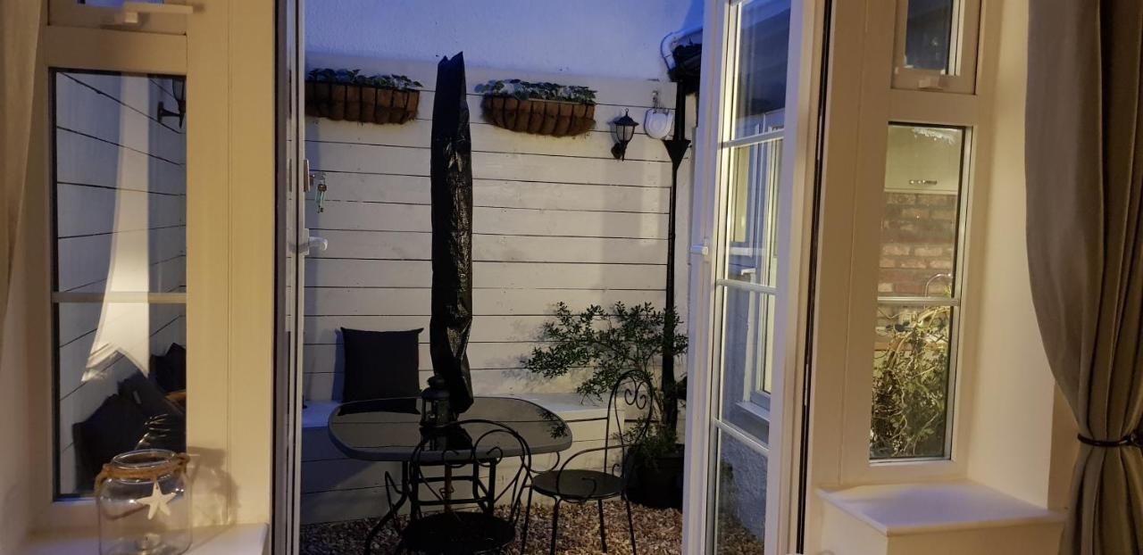 The Hideaway Villa Whitby Exterior photo